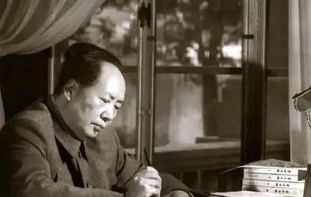 1960年除夕夜，警卫人员端来年夜饭——两块葱花饼。毛主席咬了一口，若有所思，突