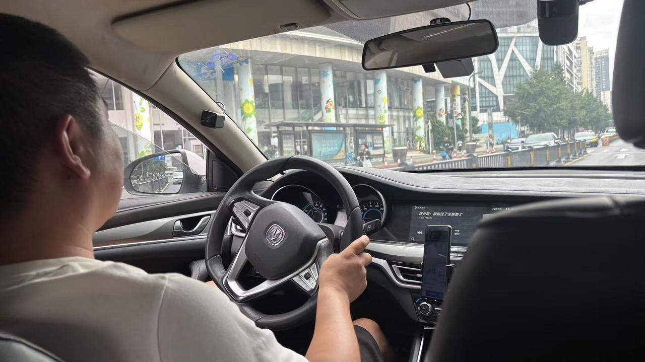 打了辆长安逸动纯电车，司机说他从昨天傍晚6点一直开到现在，北京时间早上9点。跑完