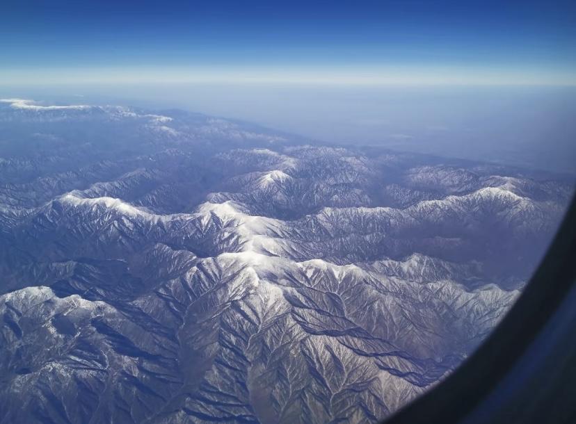 飞机上俯瞰秦岭，真的很震撼，不愧是中华龙脉。苍穹之下，是那皑皑白雪覆盖之下的山脊