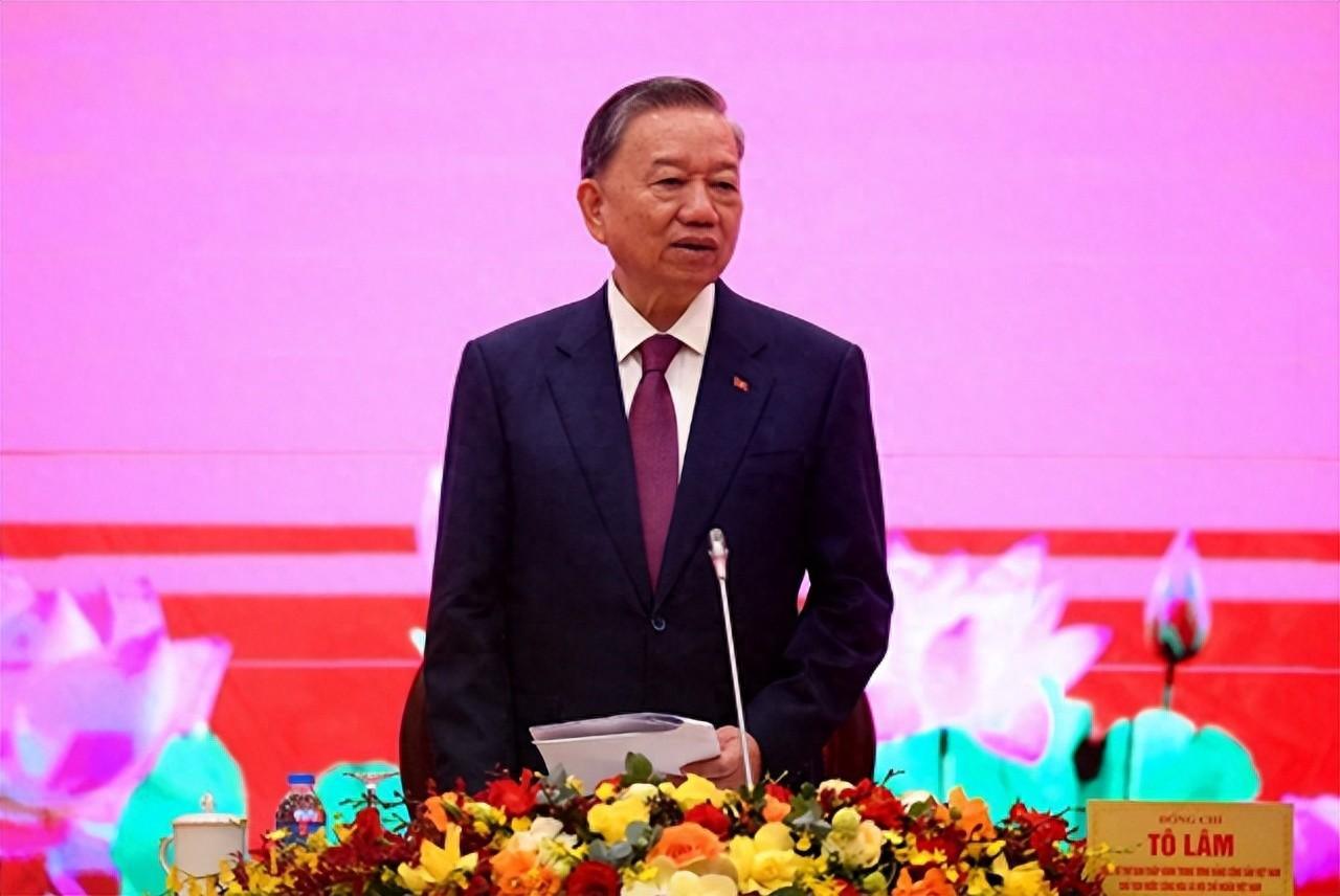 春节期间，有人注意到越南人贴的对联上已经彻底没了汉字，这事儿让不少人感慨，越南在