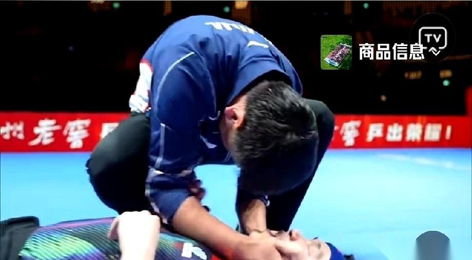 最后一球落地，王楚钦连手里的拍子都没拿住，整个人直接瘫在了蓝色的地胶上。他不是