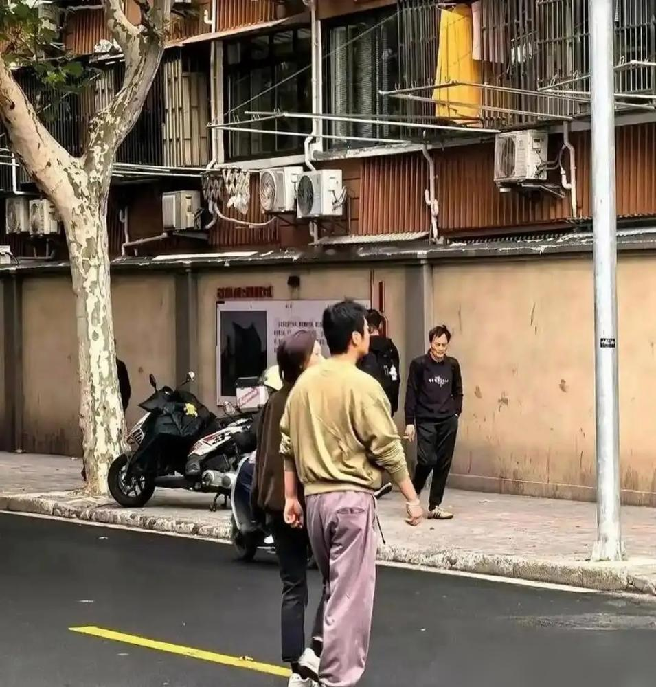 狗仔拍到赵丽颖冯绍峰一前一后送儿子上学，没黑脸没躲闪，自然得像搭伙过日子的老邻居。2021年俩人和平