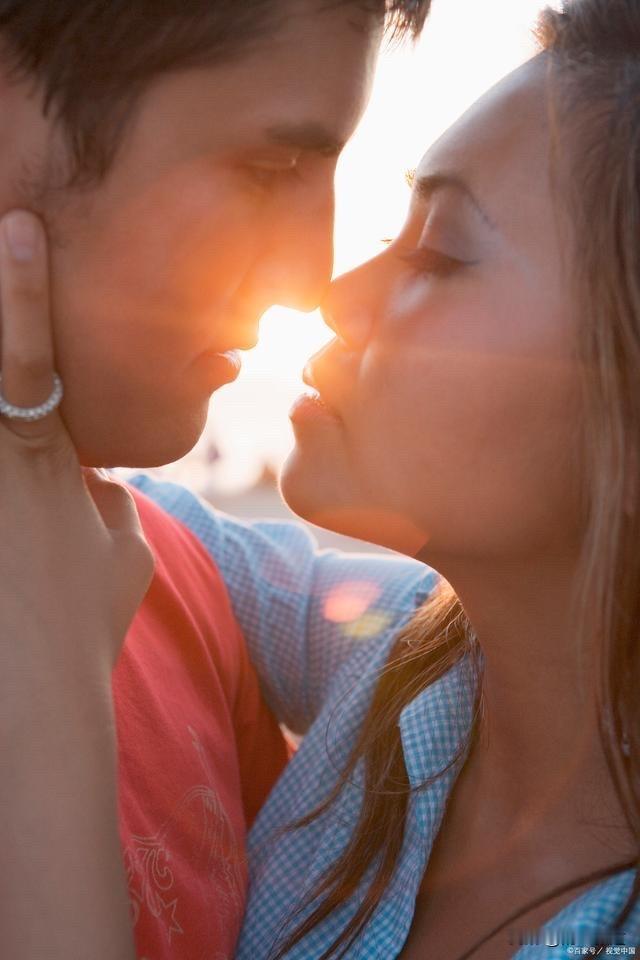 女人与你相处时如果有这几种细节，就说明她在玩弄你。1、你想见她的时候，找各种