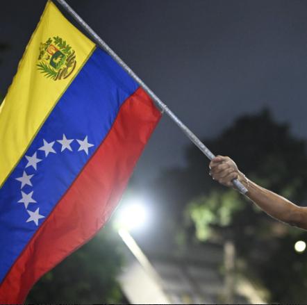 三个月前，委内瑞拉的街头像开了嘉年华。大家挥着国旗、唱着歌，以为“独裁者倒台