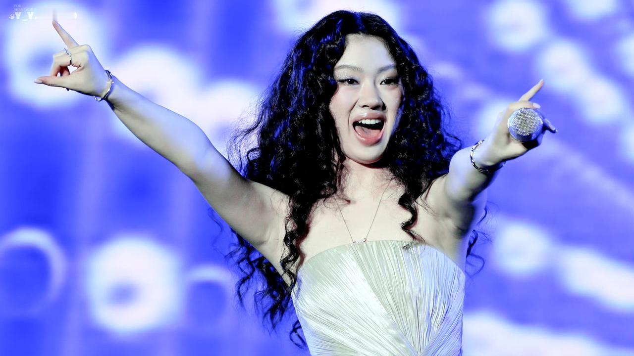 建议磁场较弱的人去看一场单依纯演唱会，纯牛奶说，那一刻我才懂，什么叫被一个巨大的