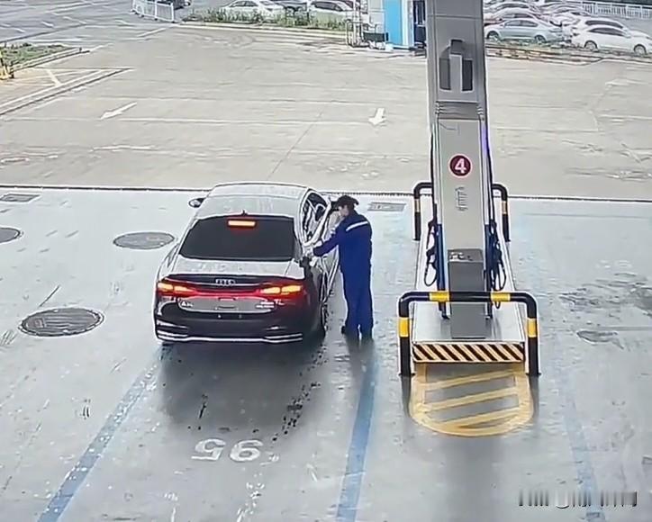 加油工4天白干真的越看越生气！开得起豪车，却连几百块油费都要逃，这种人简直毫