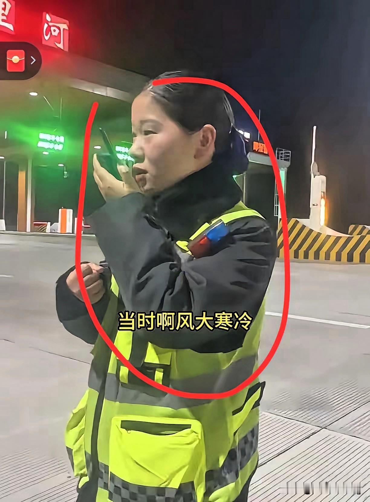 谁懂啊！安徽八里河收费站这波操作，才是成年人世界里最珍贵的温暖！绿通卡友开电