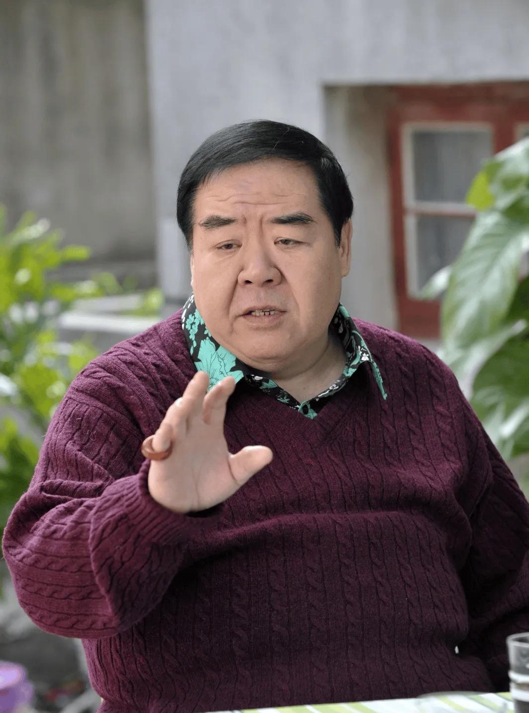 郑则仕这事儿，真是让人唏嘘。曾经的影帝，风光时朋友遍天下，结果公司一倒闭，欠下的