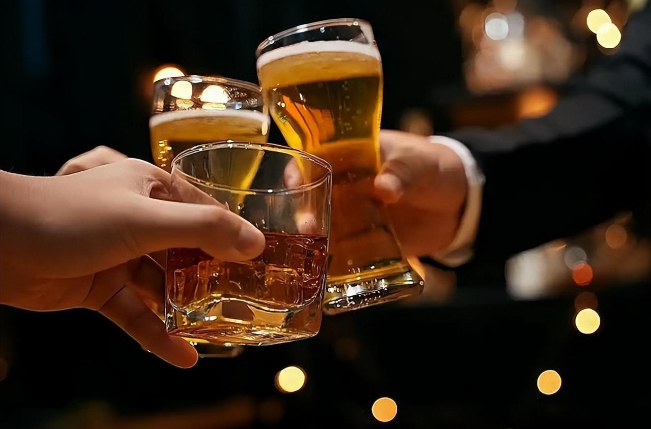 喝酒可能影响寿命！再三提醒：过了55岁，喝酒四不要得牢记不少人年轻时喝酒仗着