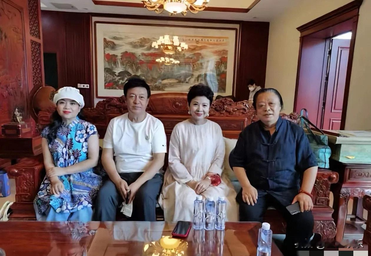 张也再红，合影也得坐边上。这不是咖位问题，是规矩。艺术圈讲究“序齿”，谁先出