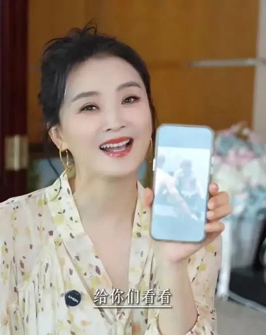 51岁晴格格王艳炫腹肌儿子！19岁球球黄发赤膊，狂秀六块腹肌，网友：这变化也太顶