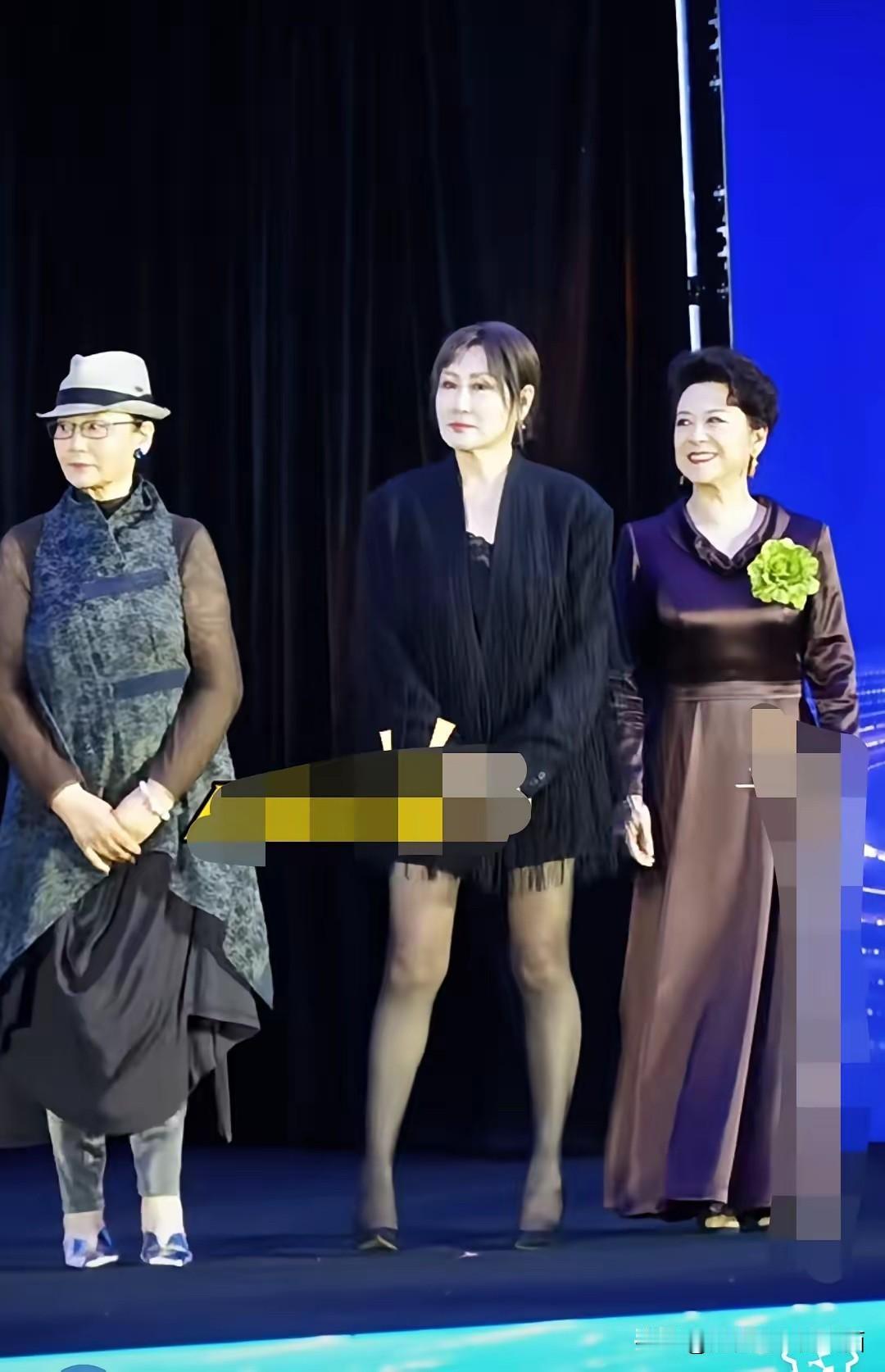 发现了没，人老了之后穿衣打扮的重要性不可言喻，左右两边的老演员潘虹和王馥荔，即使