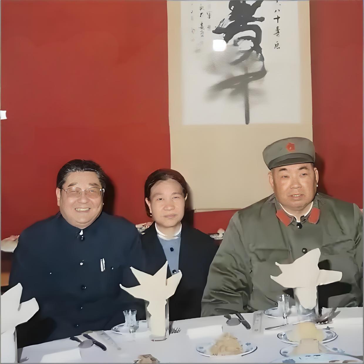 1985年，韩培信参加许世友上将的生日宴，一张罕见的合影，照片中的许世友将军穿着