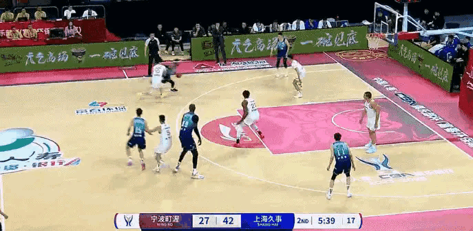 上海久事队超级外援洛夫顿真是太霸气了！在今天进行的上海久事和宁波町渥的CBA杯赛