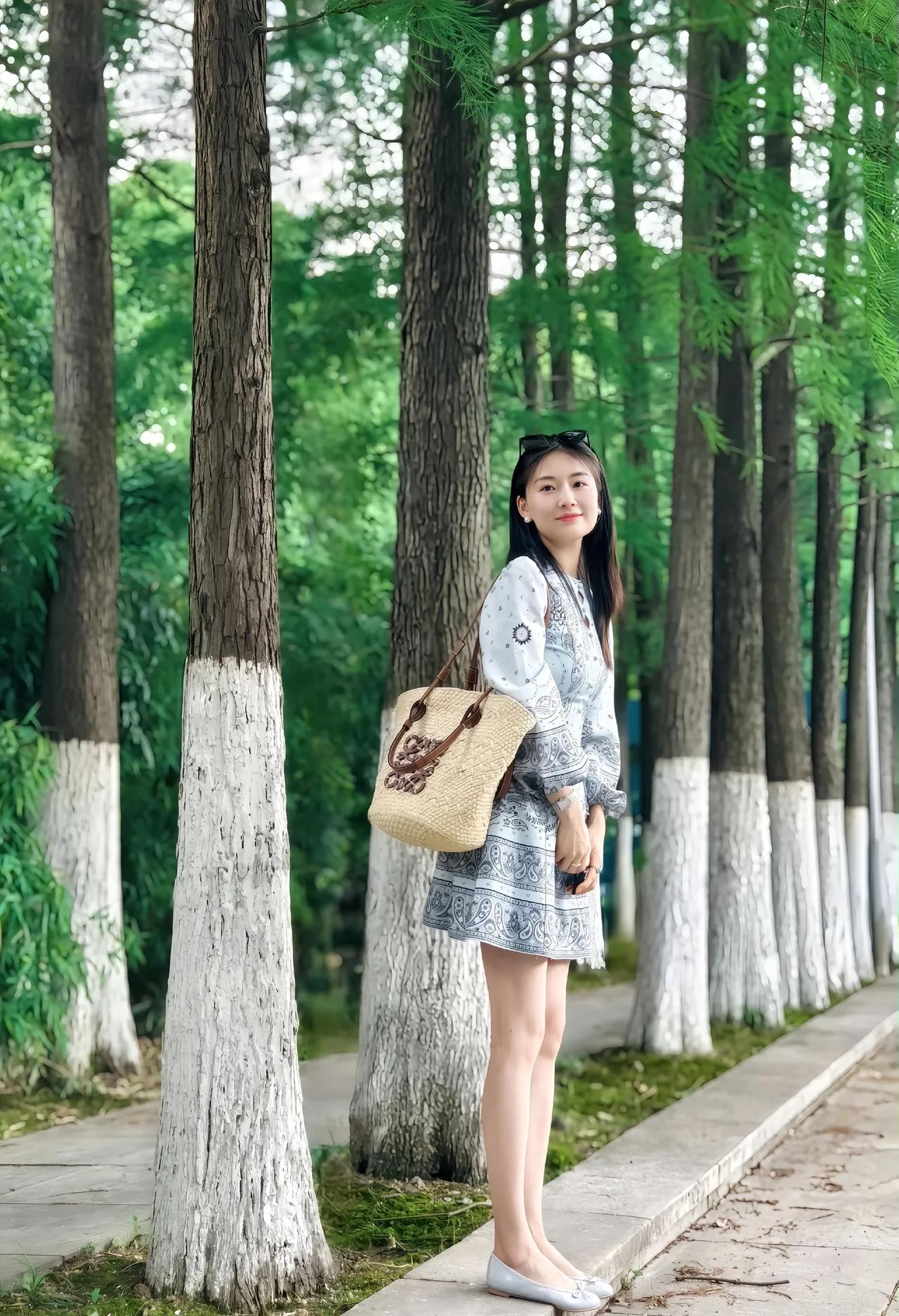 绿树阴中人影长，轻纱薄衫步履轻。