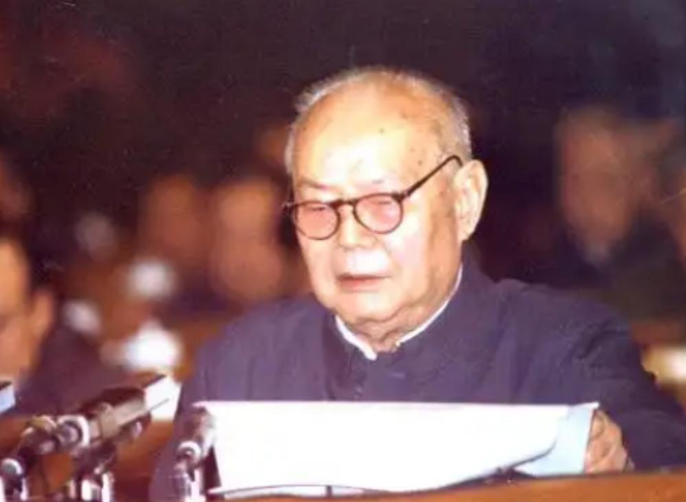 1976年毛主席离世后不久，叶剑英开始频繁搬家，刚入住不到30分钟，就要搬走，去