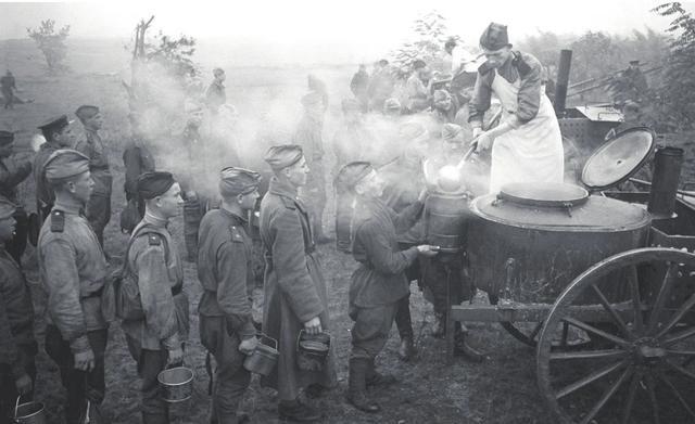 在整个苏联红军的后勤体系里，食物的分配向来是严格限制的，不论是前线士兵还是后方军