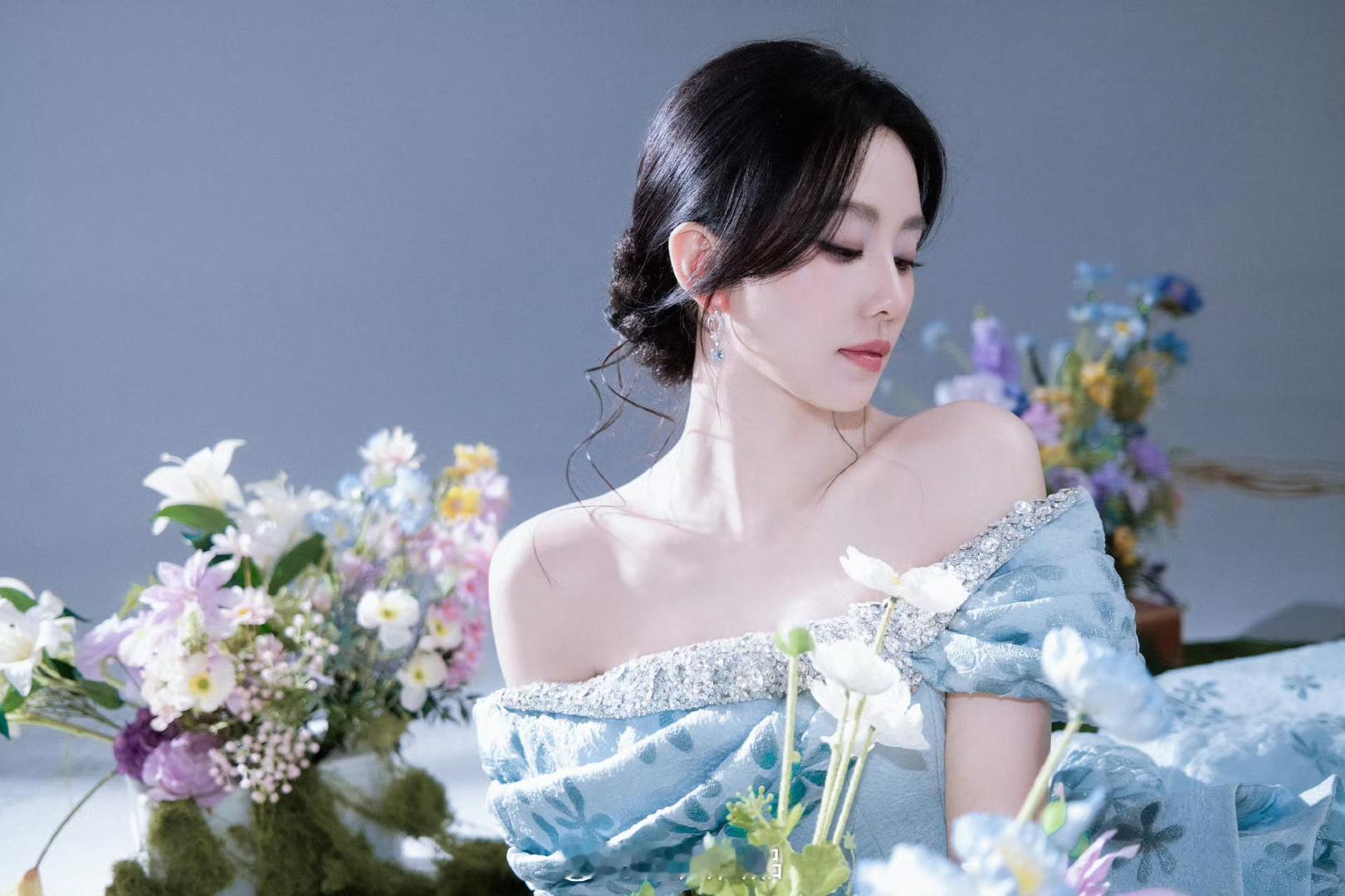 中国影视之夜天内，好温柔美丽的这张脸我诗太美了，神颜美神。绝美浑身上下的散发着独