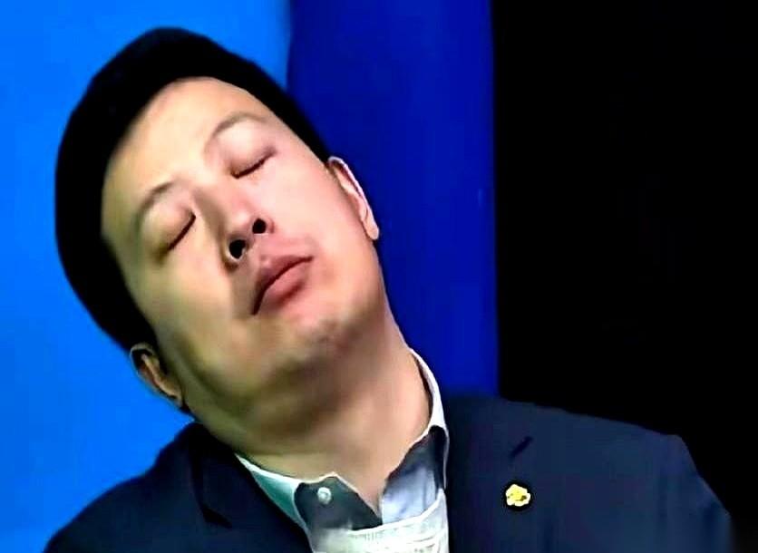 四川队那边，20连败。一场球，净输52分。镜头给到替补席，主教练往椅子上一靠