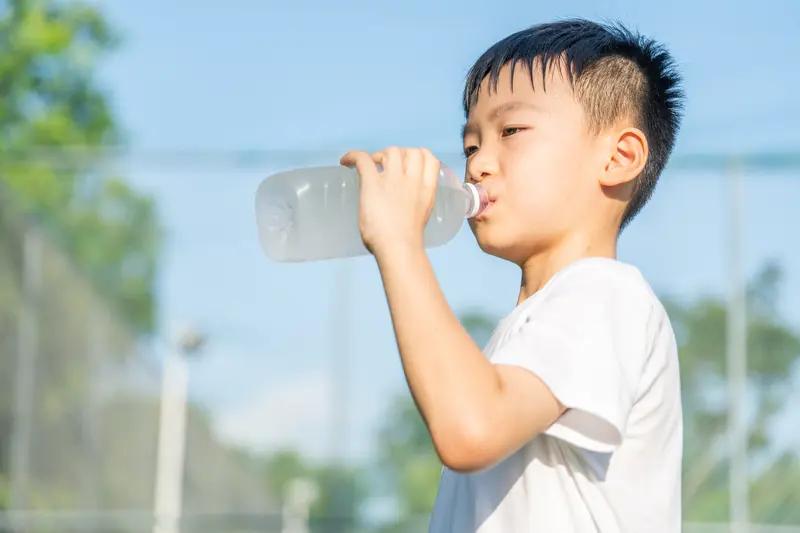 一天喝多少水才对身体最好，这还真有讲究。一般来说，成年人每天喝1500-20