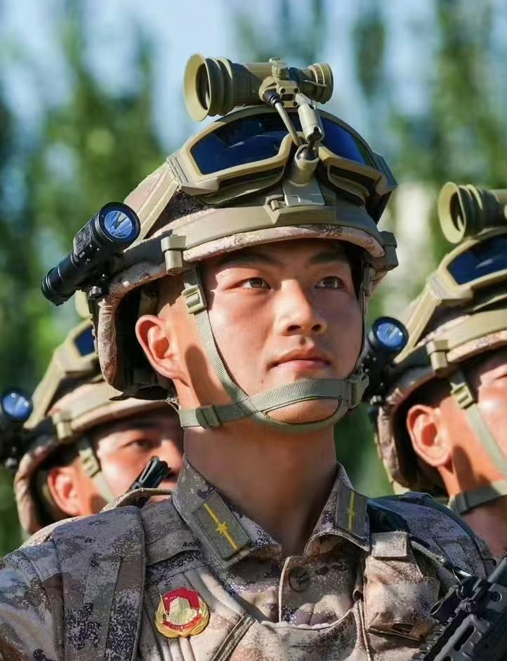 泪目了！汶川地震那个被救小男孩，以空降兵少尉身份参加阅兵！哇塞！真的全身鸡皮疙