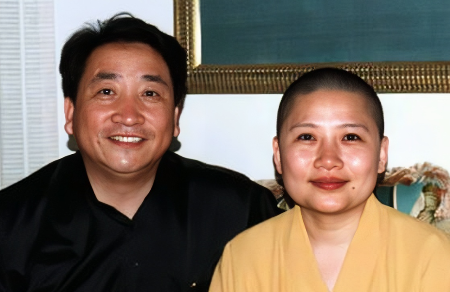 2000年，姜昆在美国遇到了出家3年的“歌坛一姐”李娜，她身穿一身僧侣服，早已剃
