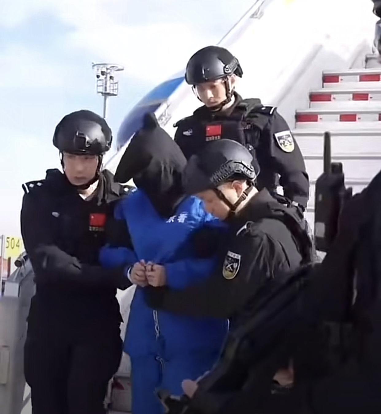 效率爆棚！1月6号，柬埔寨警方对他实施抓捕，仅过了一天，1月7号便被押解回中