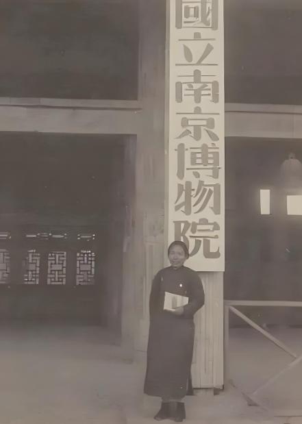 1964年冬至的南京，寒风下的灵谷寺，55岁的曾昭燏身着素衣，在九层灵谷塔下将一