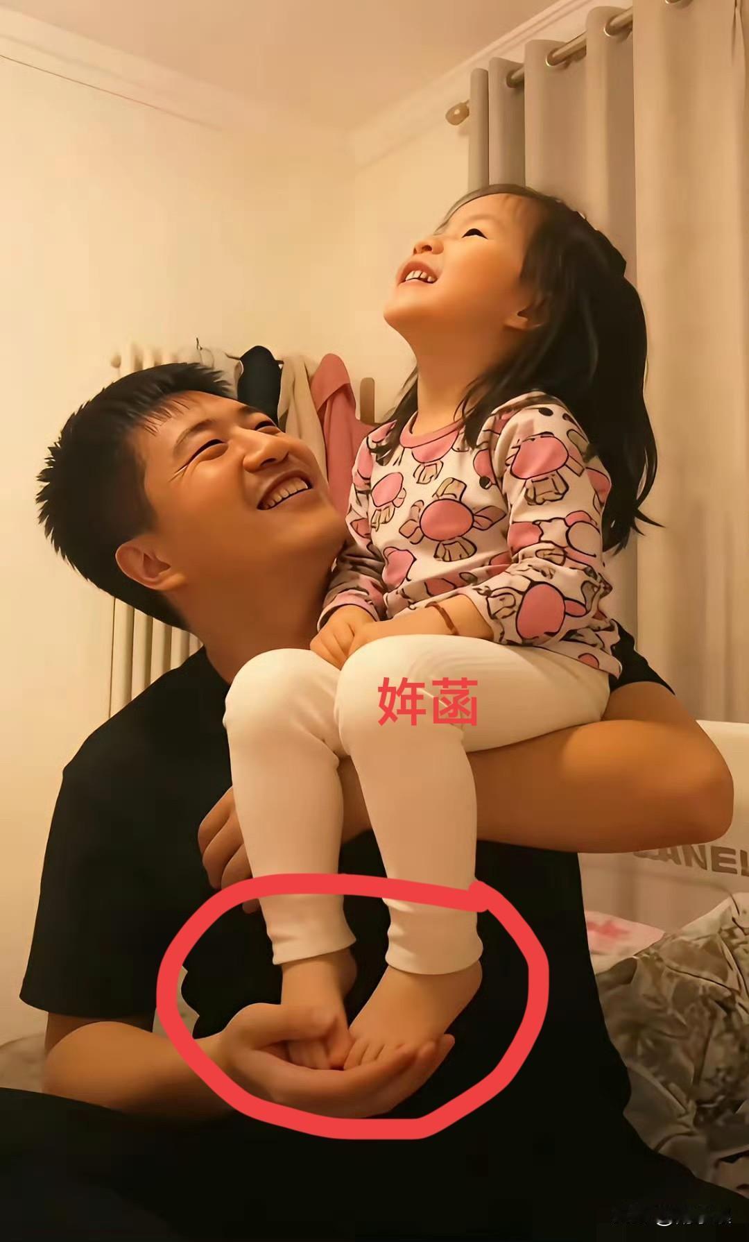 是掌上明珠，更是女儿奴！张雪峰甚至翻了半年的字典，才为她取名：姩菡“姩”，妥