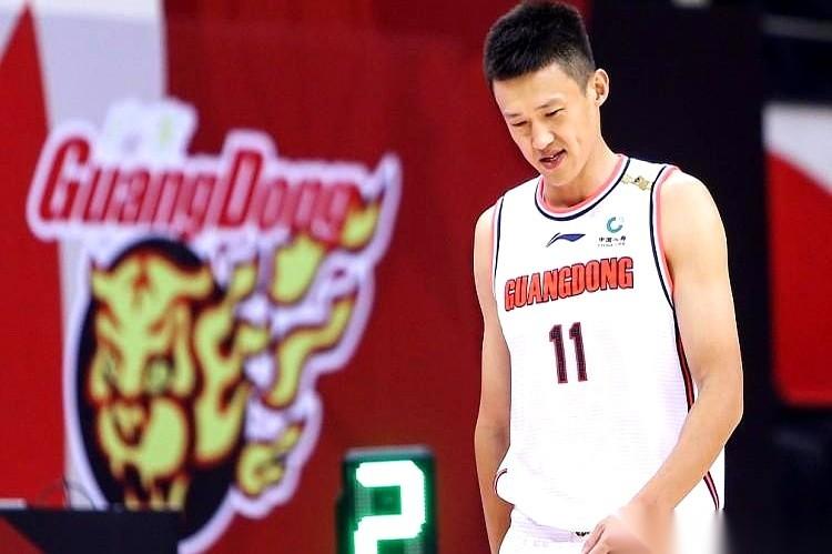 周鹏重返广东宏远，最后的底牌终于掀开了。没拿战术板当主教练，也没坐上总经理的位