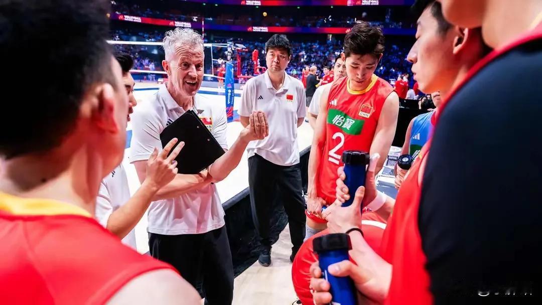 中国男排主教练海宁要为他的固执买单。海宁选择的队员，还是以前那批老队员，有几个年