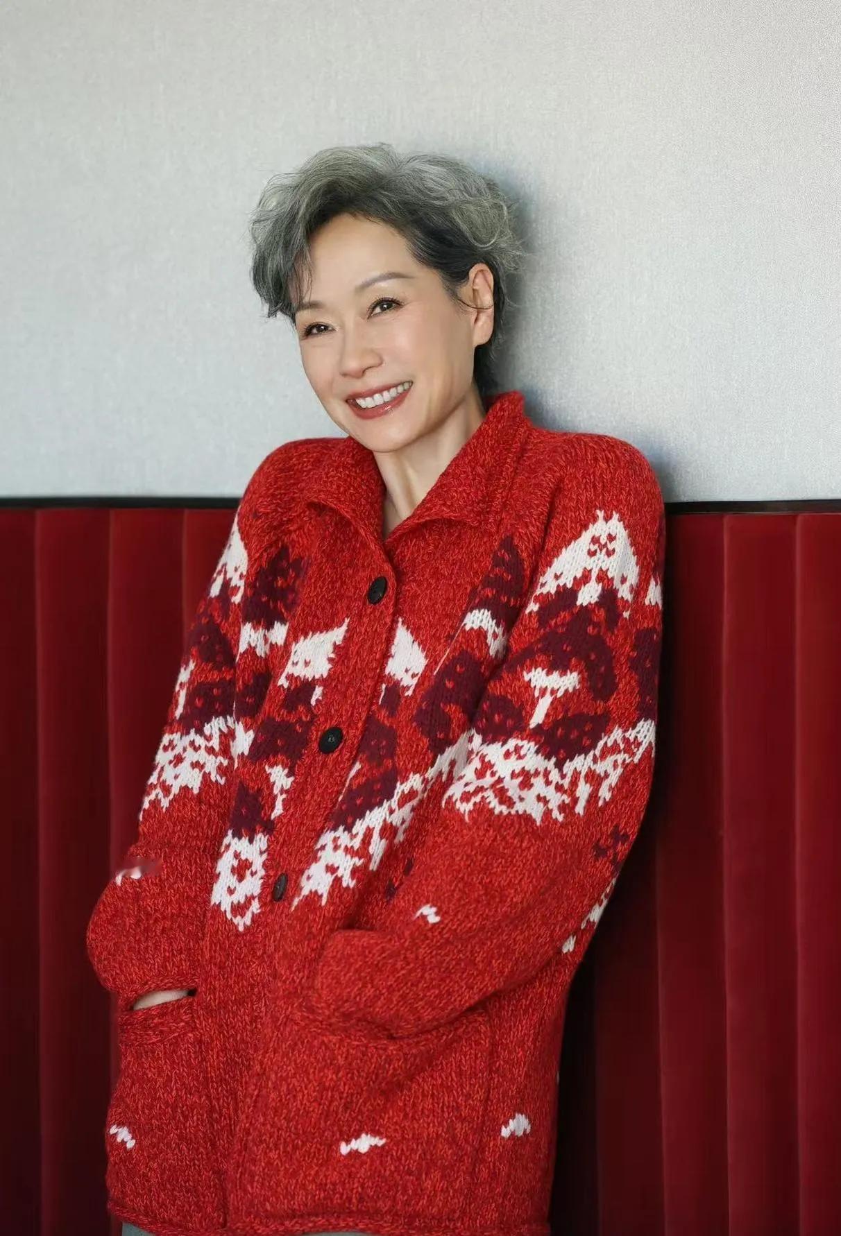 叶童的老年穿搭，红毛衣配阔腿裤太惊艳叶童这组造型真的美到我了！银灰短发搭配