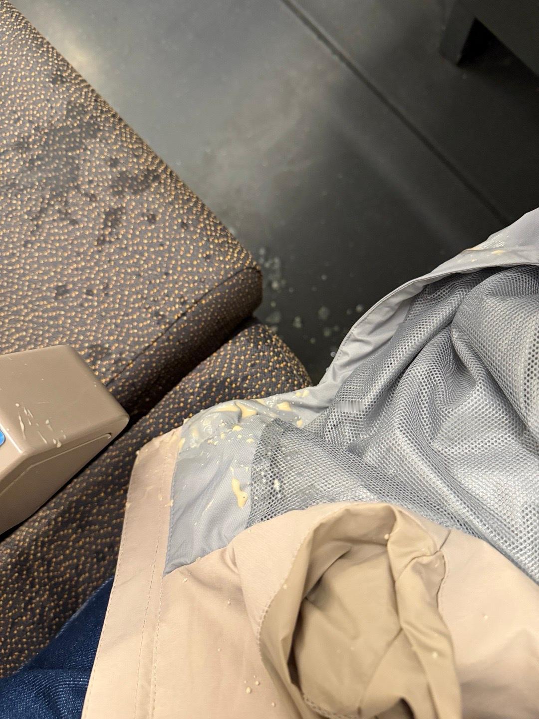 有个哥们碰倒了我咖啡，也没道歉也不说对不起……撒了一桌子，一地上都是。他回头看了