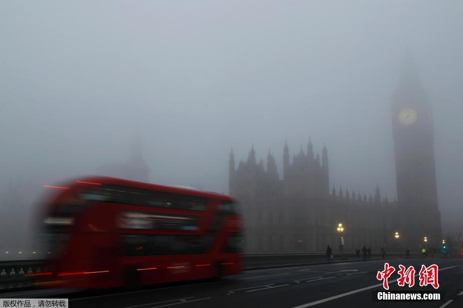 当地时间2016年12月30日,英国伦敦现大雾天气,地标建筑在雾气朦胧中