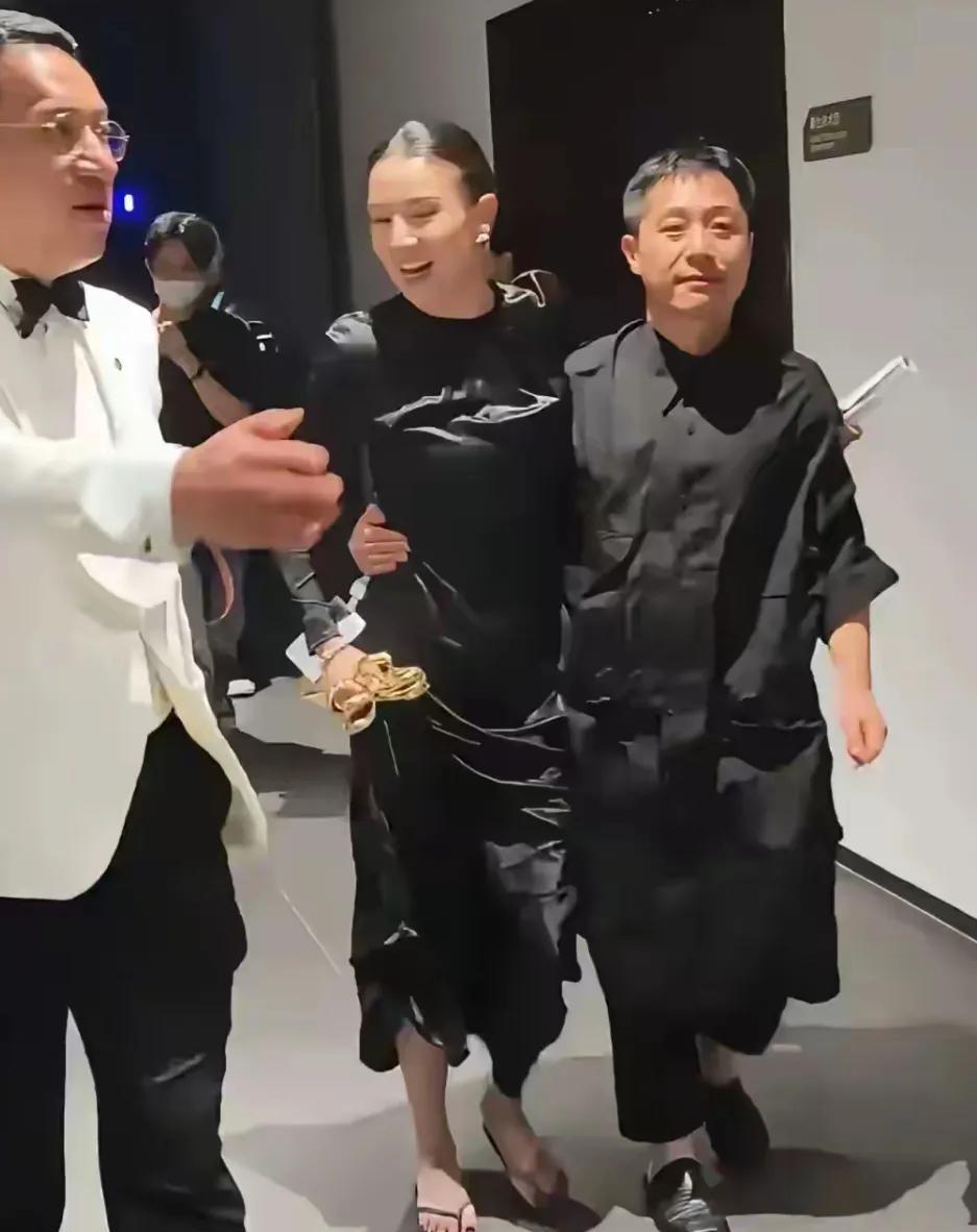 宋佳的眼光是真不行。宋佳一手拿着奖杯，一手搂着老公王伟，脸上洋溢着笑容。要长