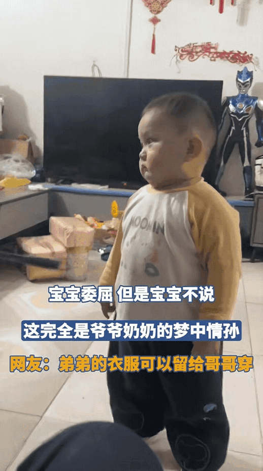 这位哥哥以后可能要后悔了。家里两个小男孩玩着玩着，哥哥伸手打了弟弟几下。弟弟