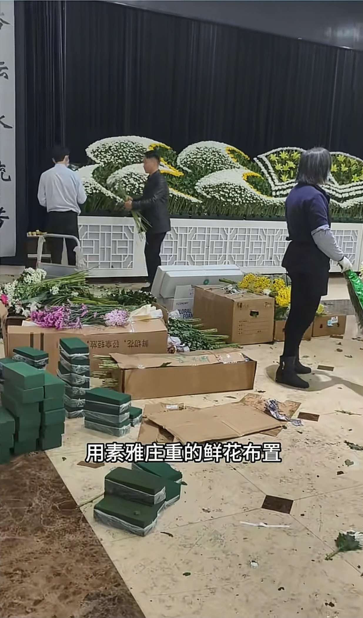 有网友分享了张雪峰老师灵堂的布置，眼泪一下子就绷不住了。满场素雅庄重的鲜花安安静