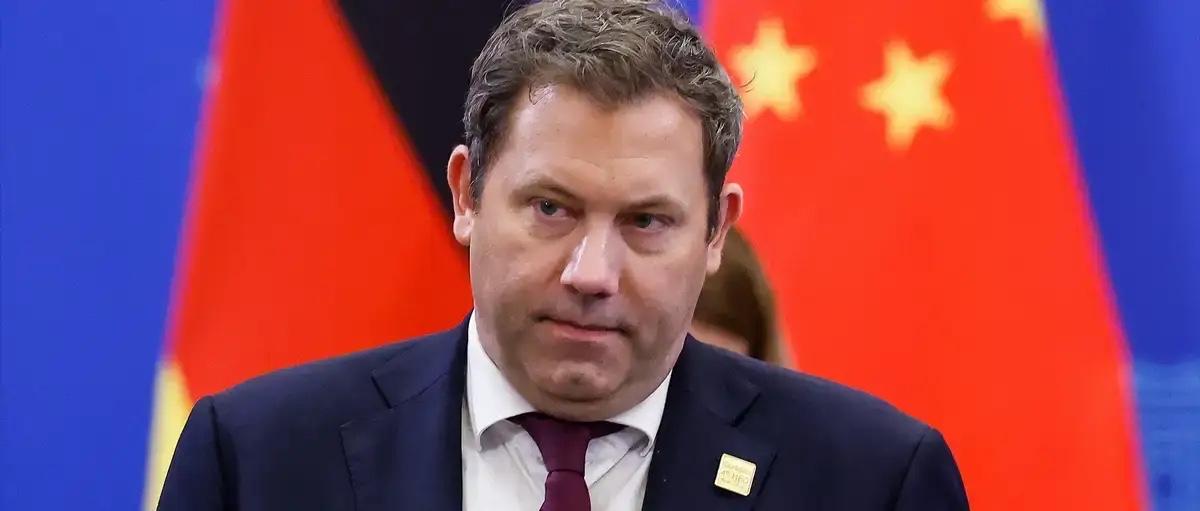 刚结束访华返回德国的德财长兼副总理克林拜尔受访时表示：“德国公司决定从中国采购更