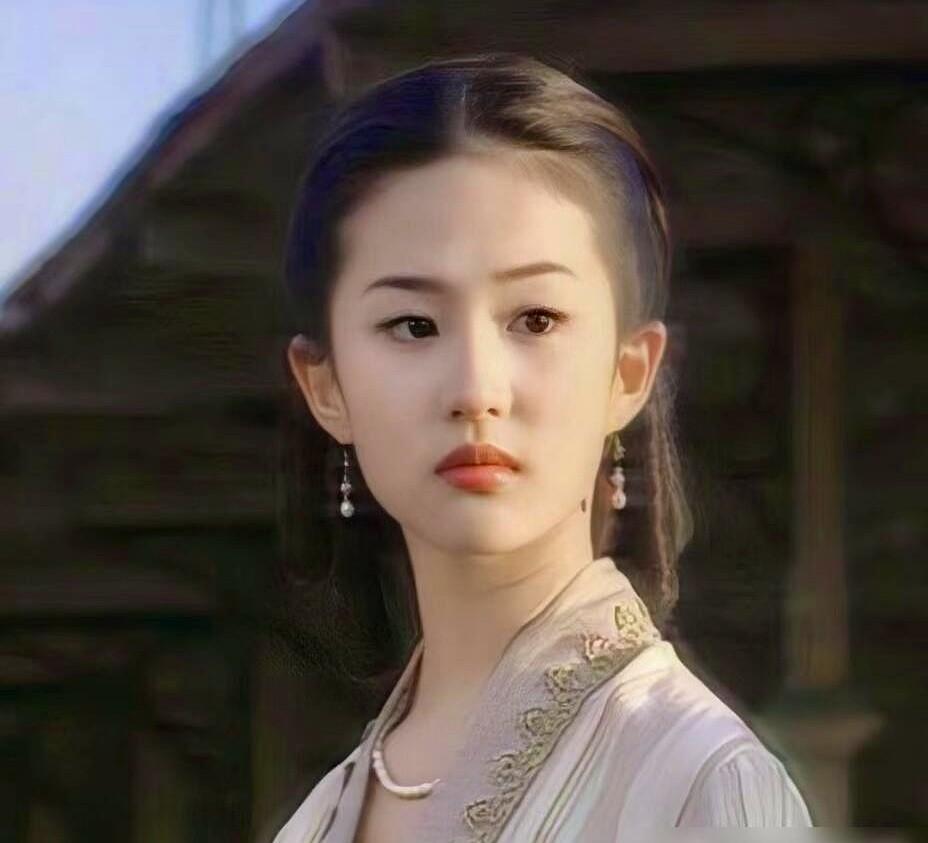 金家那几个姐姐宁可选清贫的冷清秋，也绝不要背景显赫的白秀珠。她们对外说白秀珠