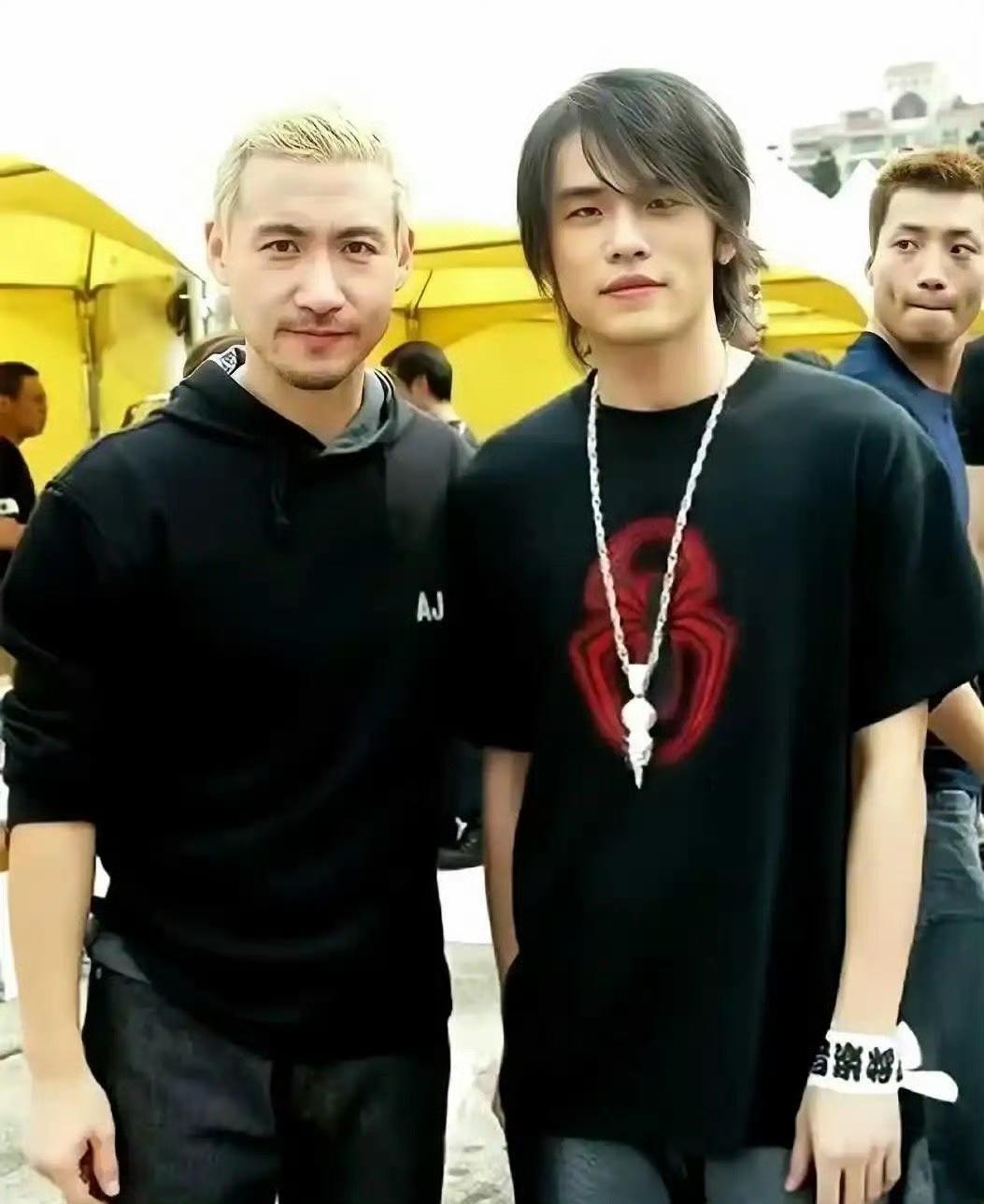 周杰伦：哎吆，学友哥，不错哦，20年来一直没变哦！张学友：参见杰伦天王！