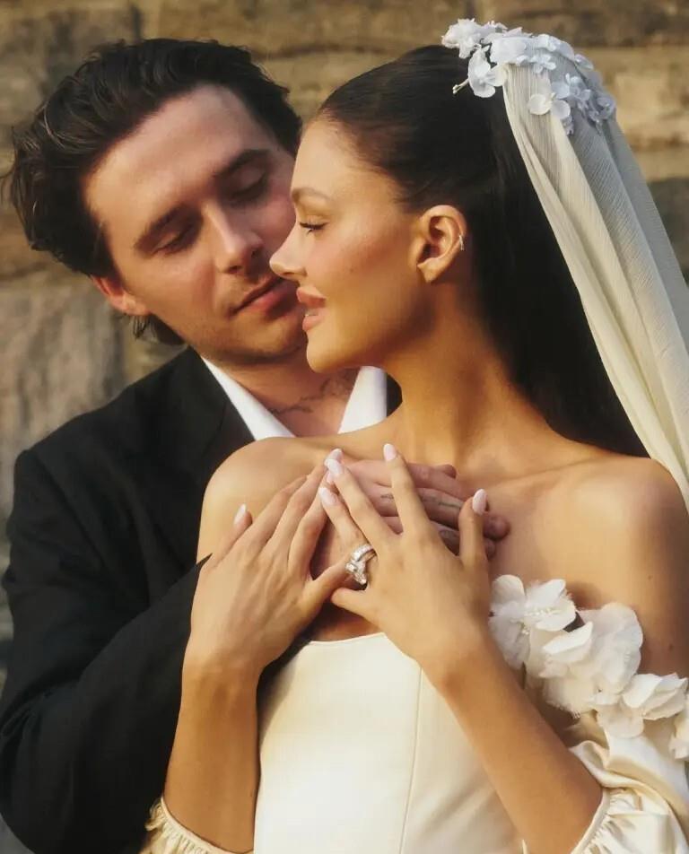 听说贝克汉姆大儿子大贝[狗头]结婚时，老贝夫妇和他岳父岳母都没坐上主桌，反而是大