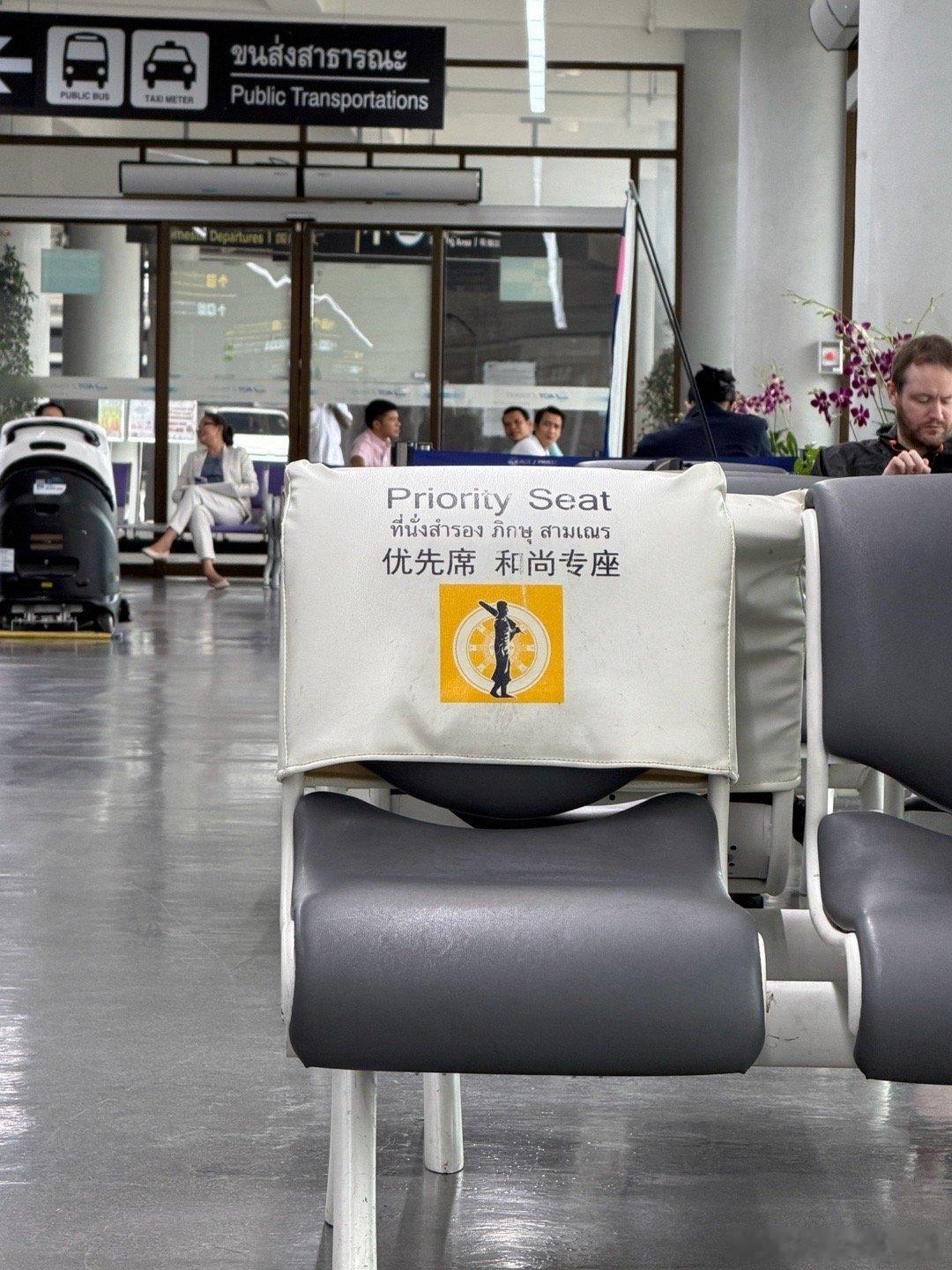 泰国的红色车牌也有点丑看到的第一台中国车是小鹏G6