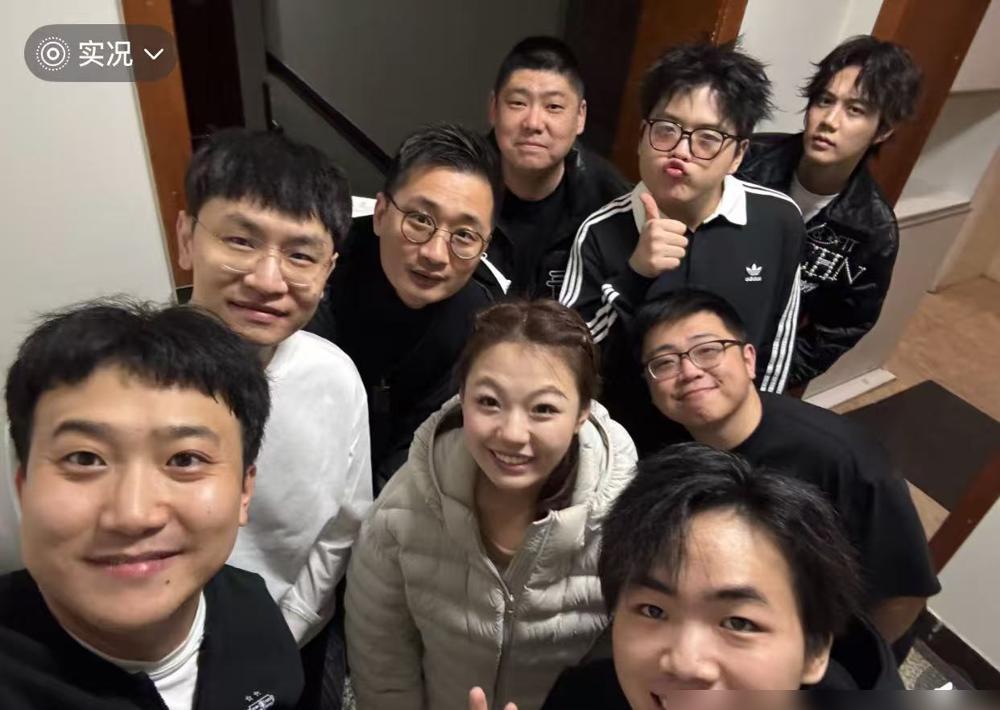 深夜德云社，女相声演员赵芸一临时缺席，台下观众坐等开场，台上孙九香却迅速拉来“救