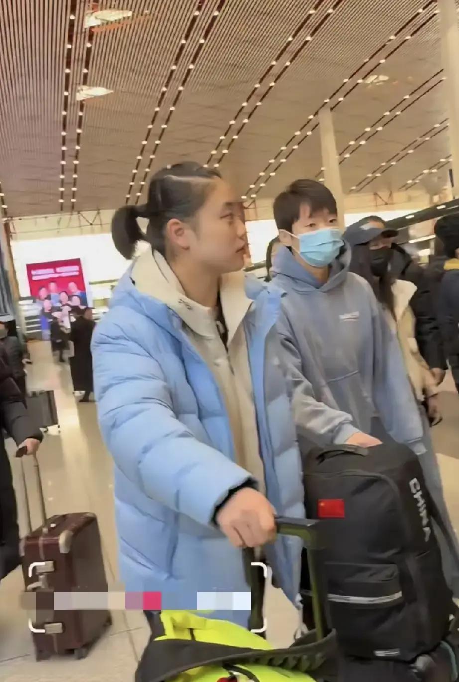 王曼昱今日首都机场出发飞往成都参加第三届混合团体世界杯比赛。身边徐奕妹妹一直陪伴