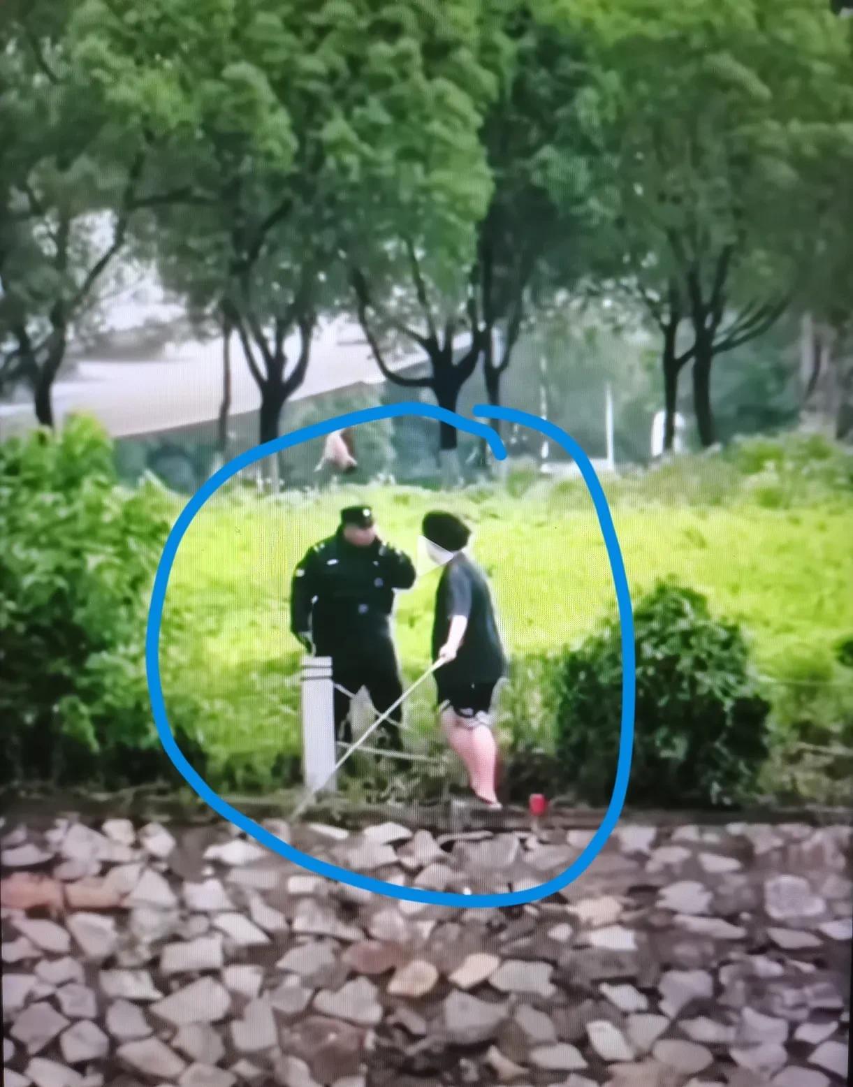 万万没想到！一男子突然滚落水里，“嗷嗷”大喊是保安推的，声称价值上万元物品落水！
