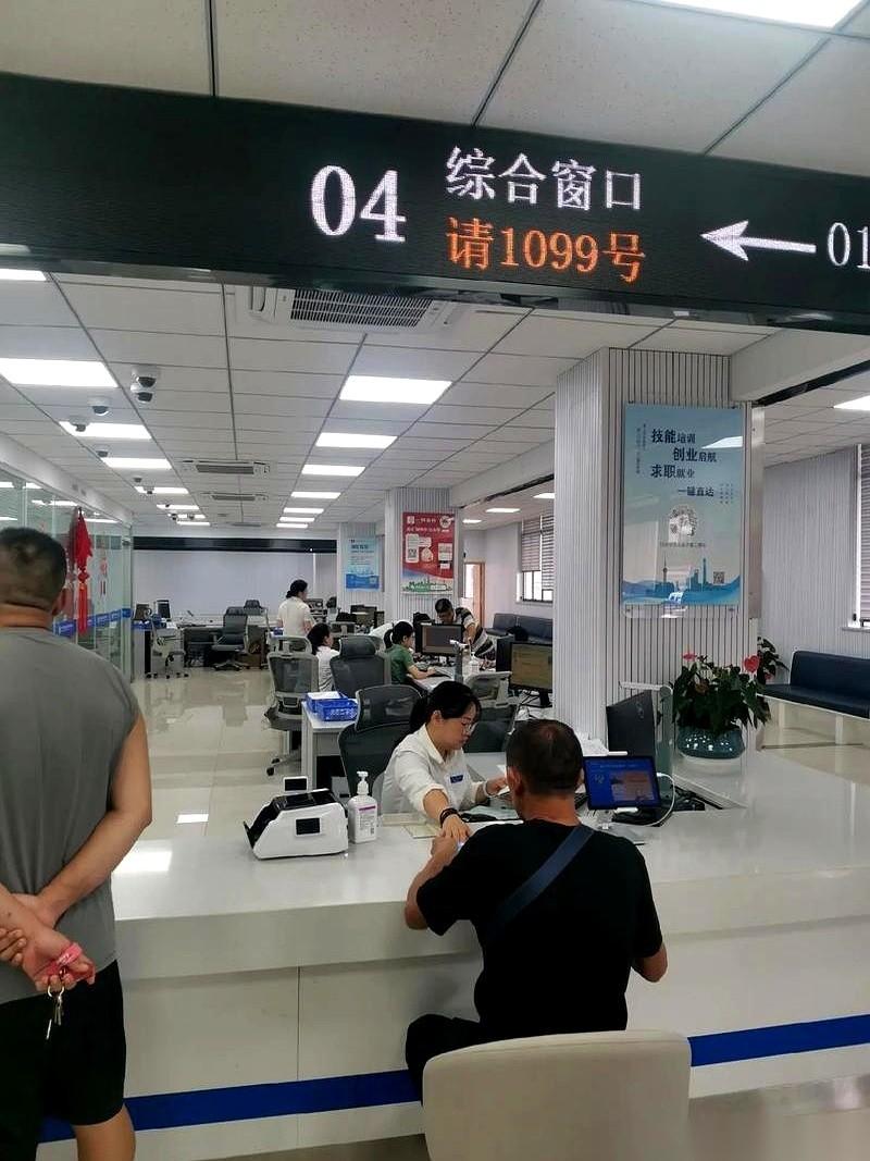 老工友两口子，盯着那张3000多块的照护账单，手都在抖。人是上个月倒下的，脑梗