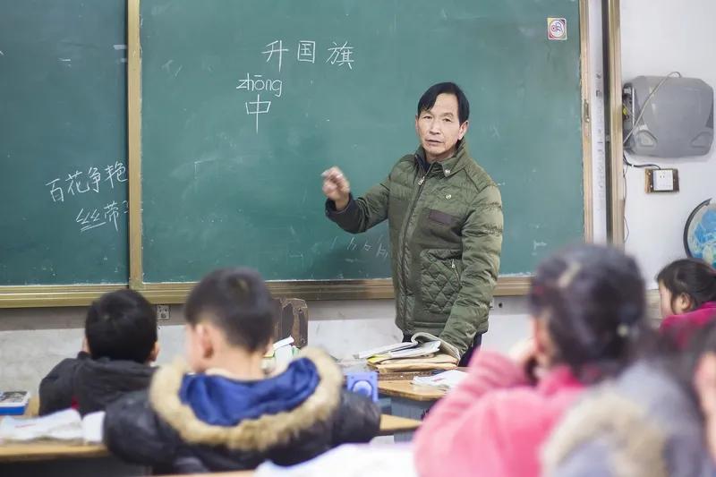 一位乡村小学男教师发布文字说，教书二十多年，他现在还是初级职称，因为他手头没有搞
