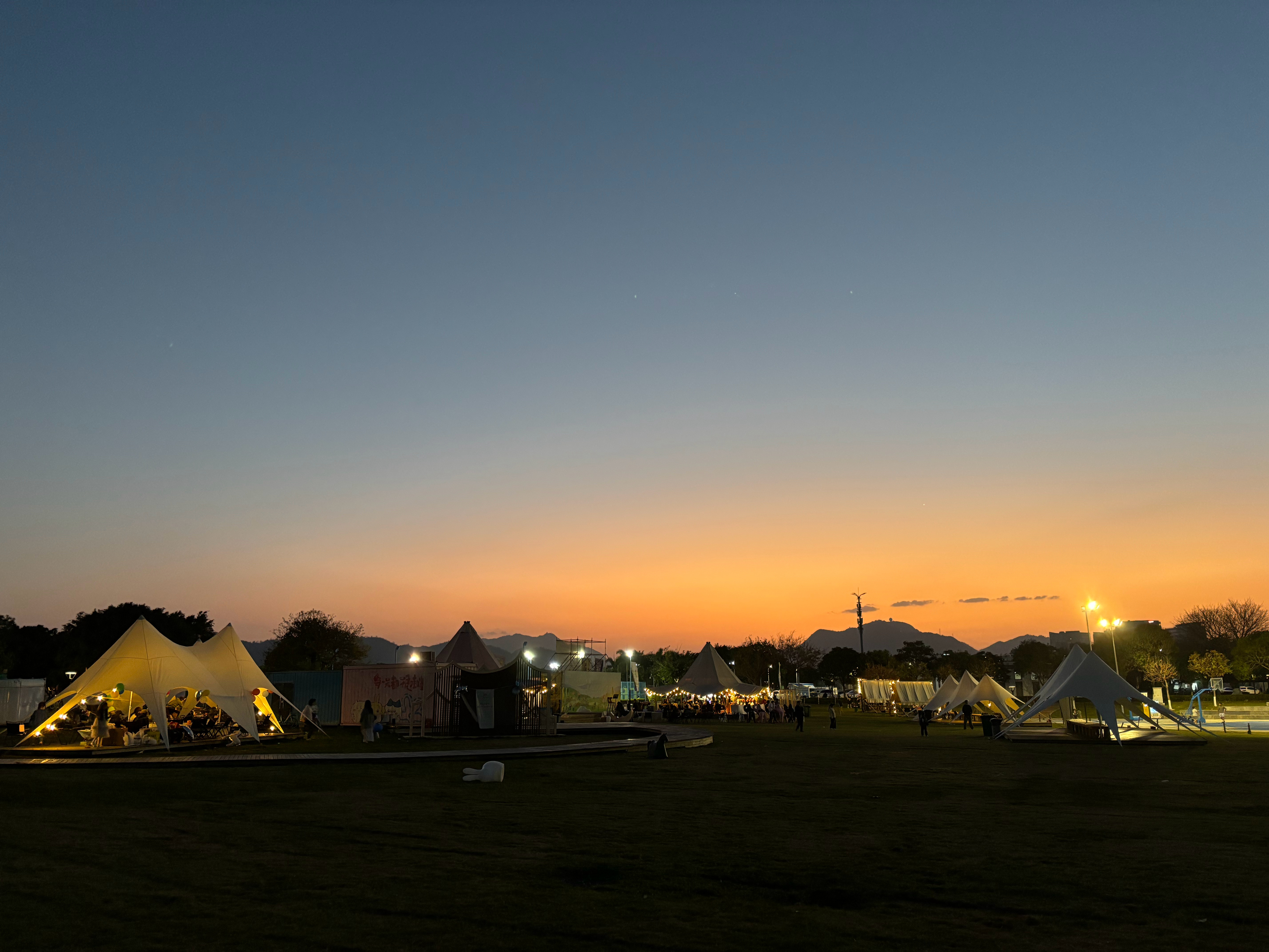 美国和以色列对伊朗发动的军事打击14日进入第15天。最新情况是—-美国：特没谱说