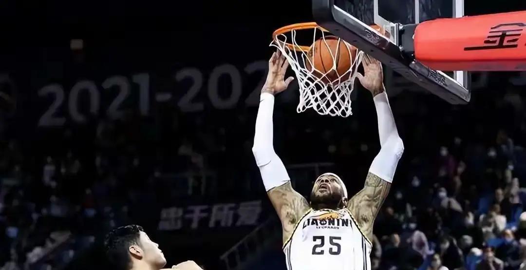 别再盯着莫兰德的得分了。场均9.8分的数据板后面，辽宁教练组在复盘另一组数