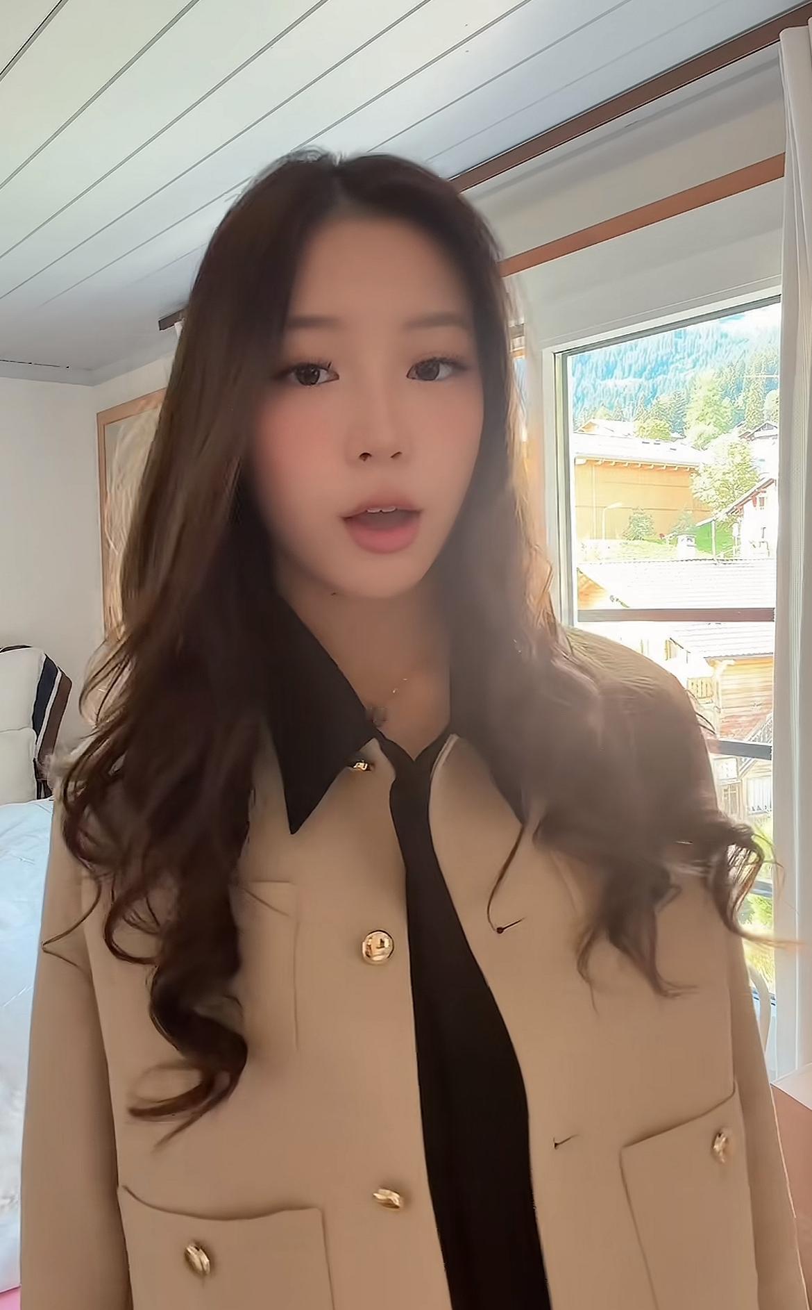 “小四月”时隔一年首次分享近照！模样越来越惊艳，留黑色长卷发打扮素净且不失绝美